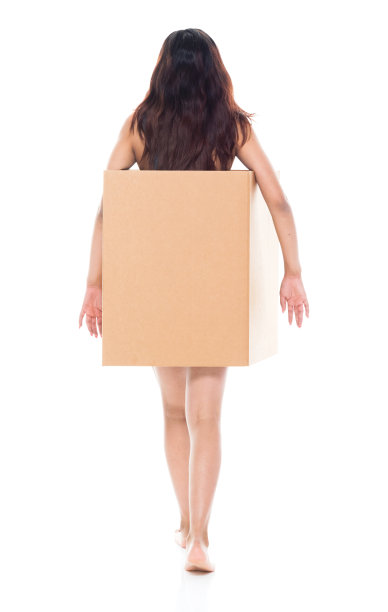 全长/后视图20-29岁美丽的拉丁美洲和西班牙裔一个年轻的妇女/年轻的妇女/女性在白色背景下穿着背带，乞讨和拿着纸箱/盒子-集装箱图片下载