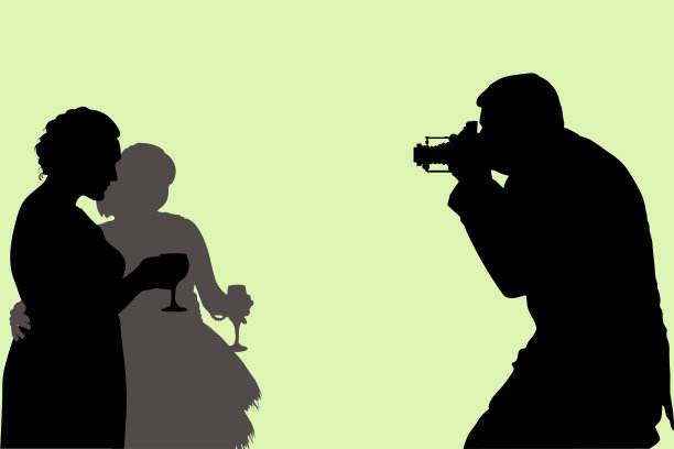 矢量剪影三人齐腰高。一名男摄影师拍摄了两名手持酒杯的成年女性在假期的照片。图片下载