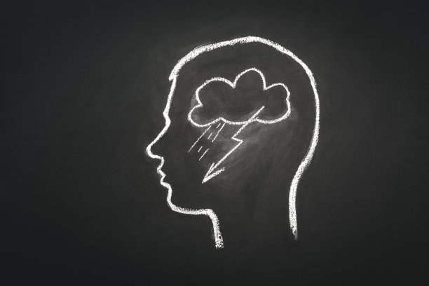 人的头和闪电在黑板上图片下载