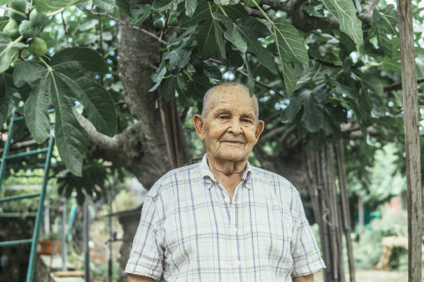 肖像活跃的高级男子园艺图片下载
