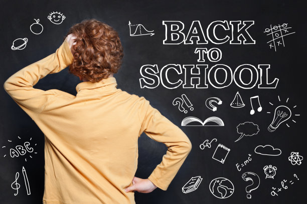 教育和回到学校的概念与滑稽的踢打孩子对着黑板图片下载