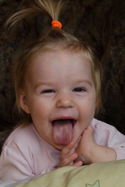 快乐的小女孩耷拉着舌头图片下载