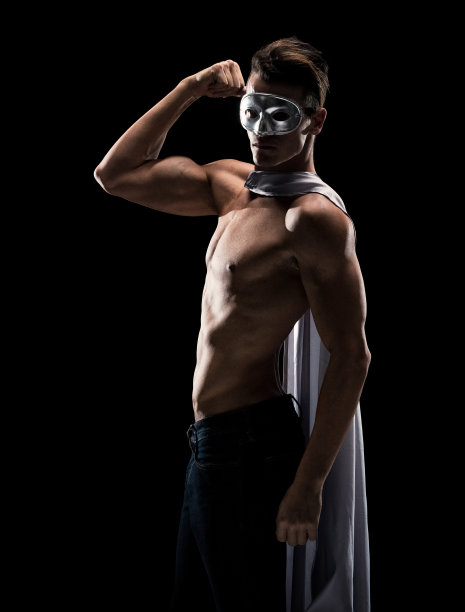 超级英雄的侧视图/侧面图/英雄穿着斗篷/服装/眼罩/面具伪装/牛仔裤征服逆境/赤上身/性感象征/严肃/自信/专注/超人-超级英雄图片下载