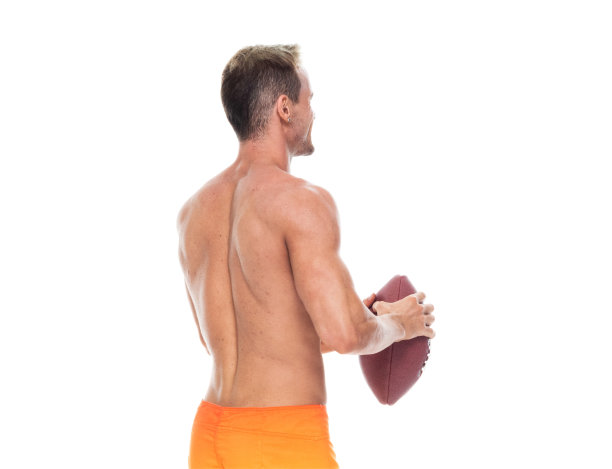 后视图/腰部以上的20-29岁的成年英俊的人白人年轻男子/男性站在白色的背景，穿着板短裤/泳衣/短裤谁是赤膊/性象征谁正在投掷/接球图片下载