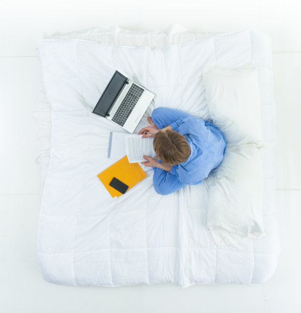 一个男人只/直接上方的视图20-29岁的成年英俊的人高加索年轻男子/男性睡觉/放松/休息在卧室的白色背景，穿着睡衣谁是工作/床-家具/床上用品/床垫图片下载