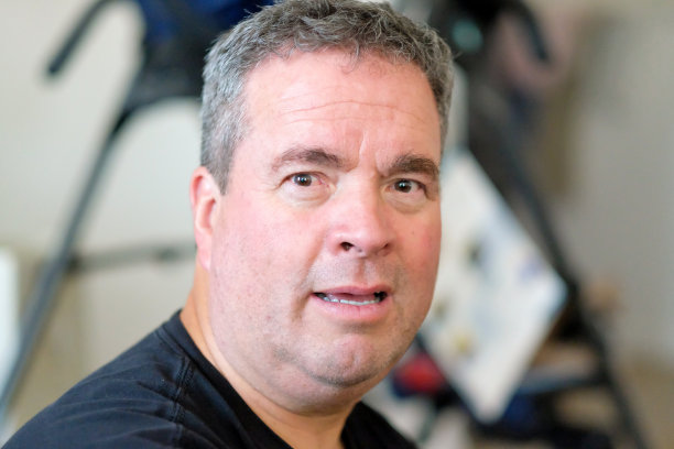 看镜头的成熟男人图片下载