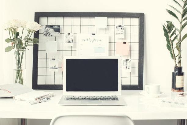 自由工作空间的笔记本电脑在桌子上没有人正面查看近景图片下载