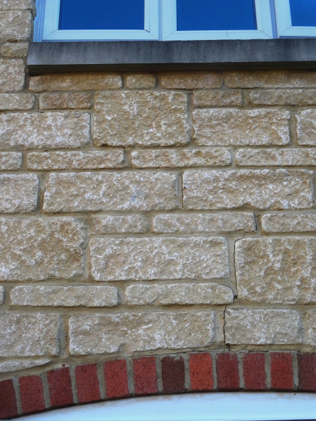 砖墙受侵蚀，不稳定，灰浆破碎，砖间有裂缝和孔洞，墙体弱化照片图片下载