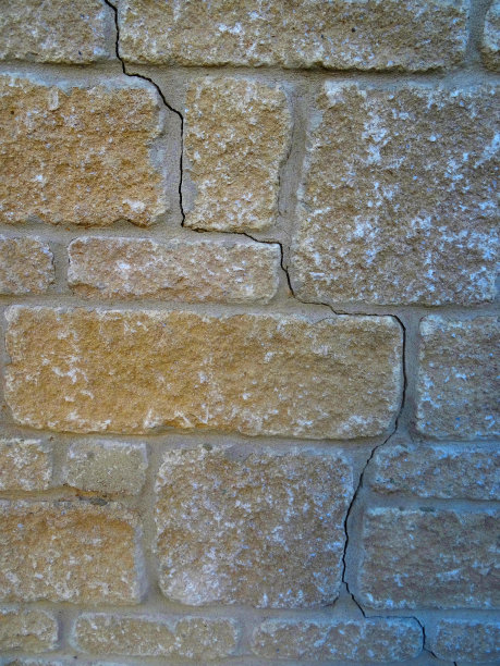 砖墙受侵蚀，不稳定，灰浆破碎，砖间有裂缝和孔洞，墙体弱化照片图片下载