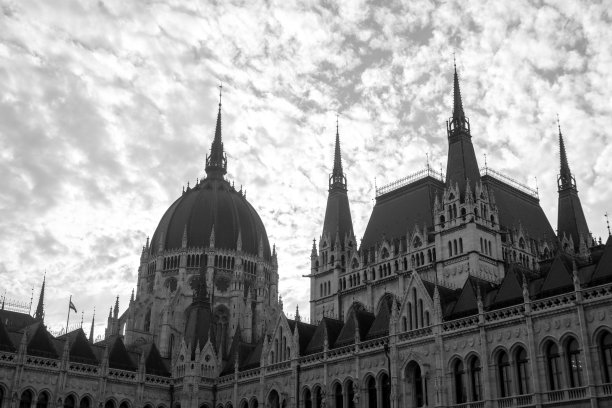 匈牙利，天空衬托下的布达佩斯议会美景。图片下载