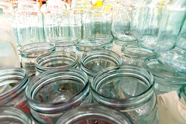 许多空的透明罐子在行背景图片下载