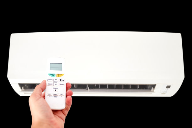 一台手持遥控器的现代空调。图片下载