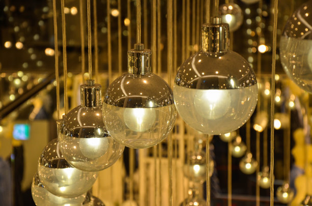 大厅里的金色圆形吊灯。图片下载