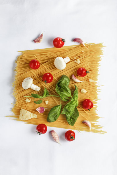 摄影，背景素材，烹饪意面，木色背景，蛋黄，静物，素材照片，橄榄油，番茄意面，意大利美食，摄影图片图片下载