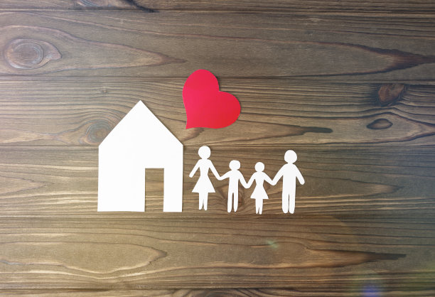 房子，家庭，木背景上的心图片下载