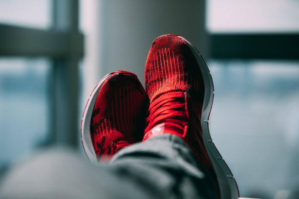 红色运动鞋图片下载