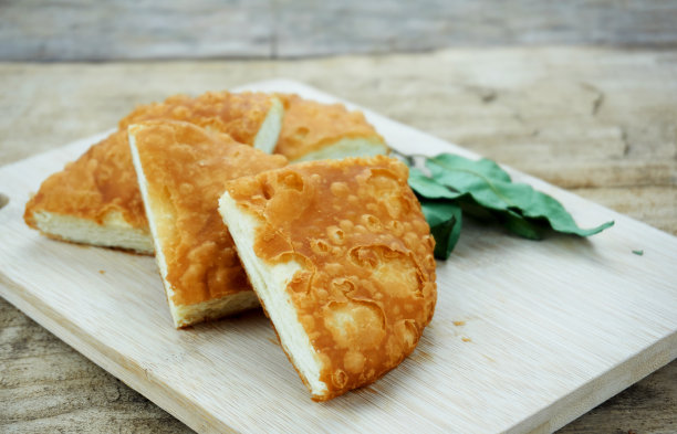 油炸饼孤立在木材背景。图片下载