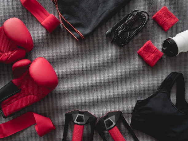 俯视图拳击健身房概念拳击手套，健身装备，跳绳和配件在瑜伽垫的背景。图片下载