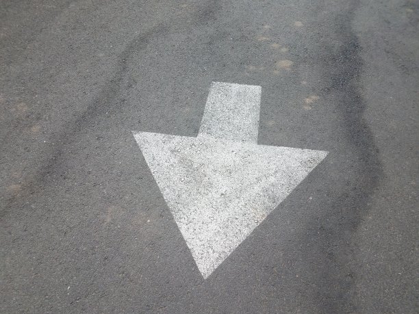 黑色沥青或路面上的白色箭头图片下载