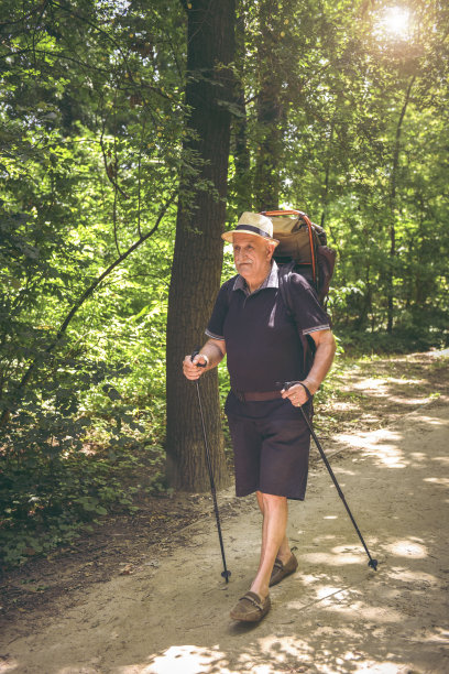 老夫妇在徒步旅行的时候图片下载