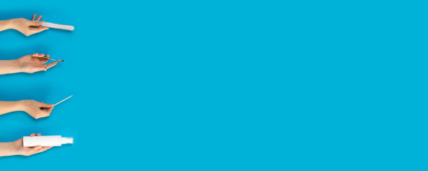 在蓝色背景上的女性手的法式美甲工具图片下载