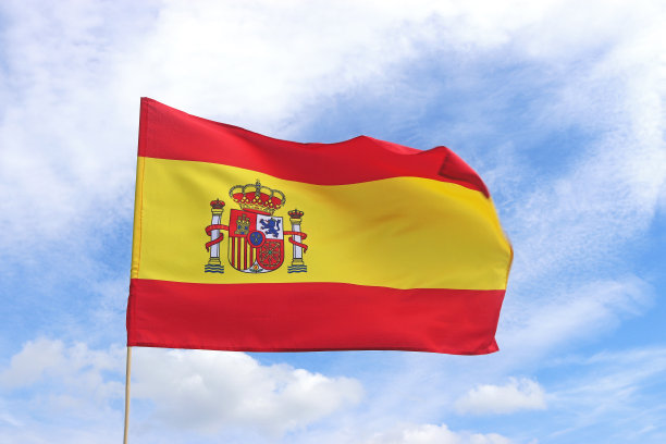 西班牙国旗，蓝色和白色的天空图片下载