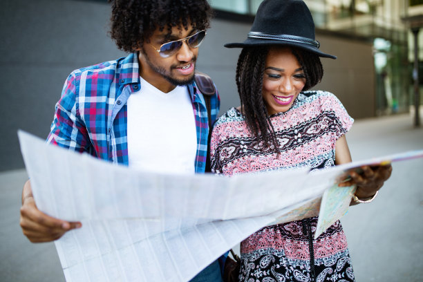 暑假、约会和旅游概念。一对微笑的夫妇在城市里拿着地图图片下载