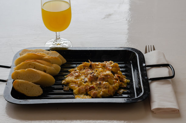 炒鸡蛋配橙汁和新鲜法棍面包图片下载