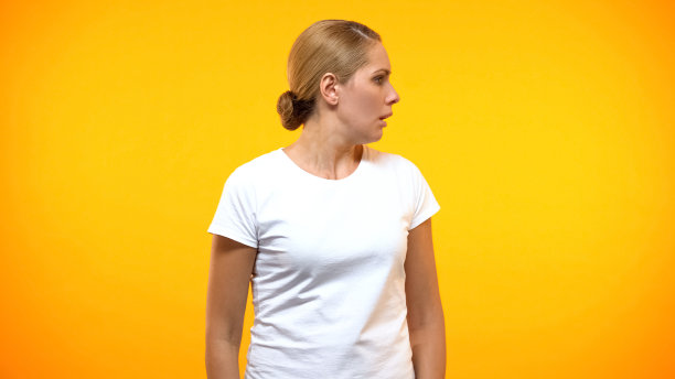 惊恐的女人看着明亮的背景，恐惧的表情，焦虑图片下载