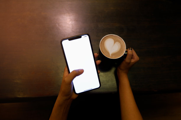 一个女孩喝着咖啡玩着手机的画面图片下载