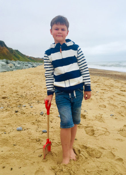 男孩在沙滩上玩耍图片下载