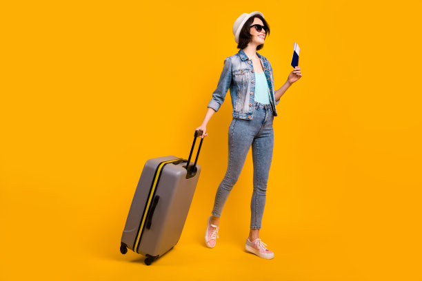 这张照片拍摄的是一个可爱的女孩，她戴着牛仔帽，手里拿着行李箱，刚刚在国外落地图片下载