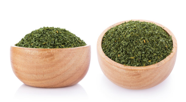 木碗中干燥的欧芹，孤立在白色背景上图片下载