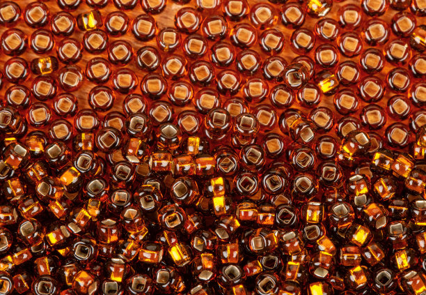 分散的褐色的珠子图片下载