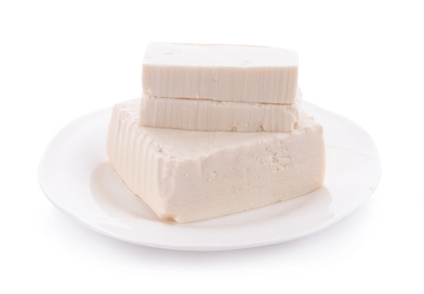 豆腐在盘子里孤立在白色背景上图片下载