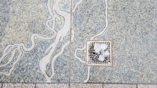 带有石头地面和喷水器的喷泉图片下载