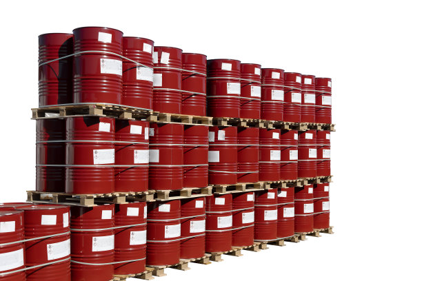 200升的红色桶装汽油，机油，机油，油漆。许多桶排成一排放在托盘上。钢桶中的危险液体。孤立的白色背景。图片下载