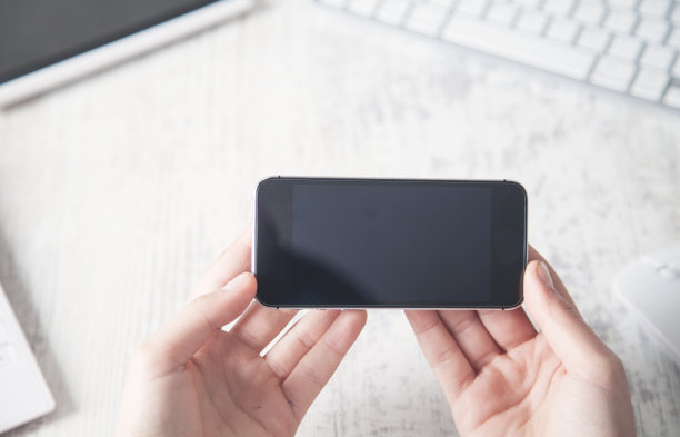 商业女孩拿着智能手机。技术图片下载