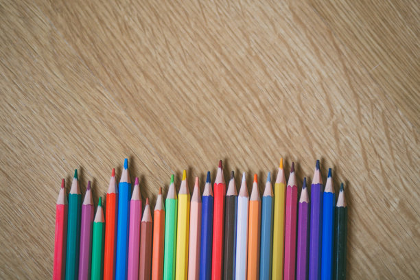 彩色铅笔在木制背景与复制空间。教育与返校理念。图片下载
