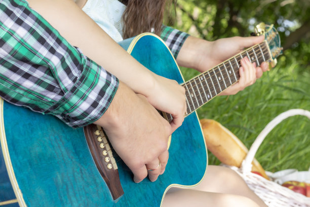 夏日野餐男生教女生弹吉他爱温暖温柔图片下载