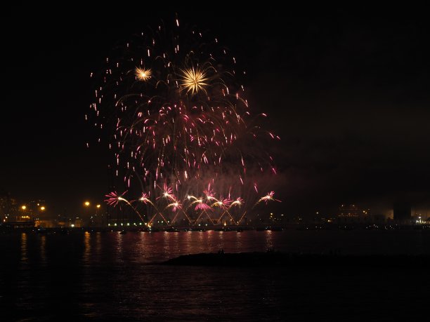 烟花开幕式Málaga八月海边博览会图片下载