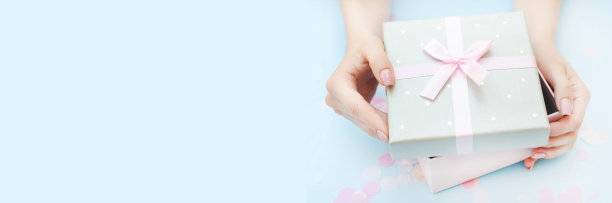 节日横幅为网站提供礼物和女性的双手。图片下载