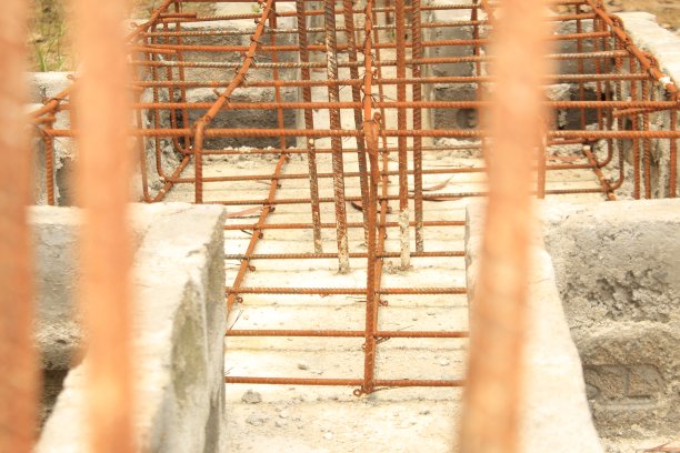 施工现场有铁网架或钢网架。图片下载
