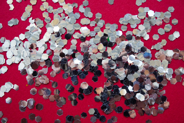 红色背景上闪耀着银色图片下载