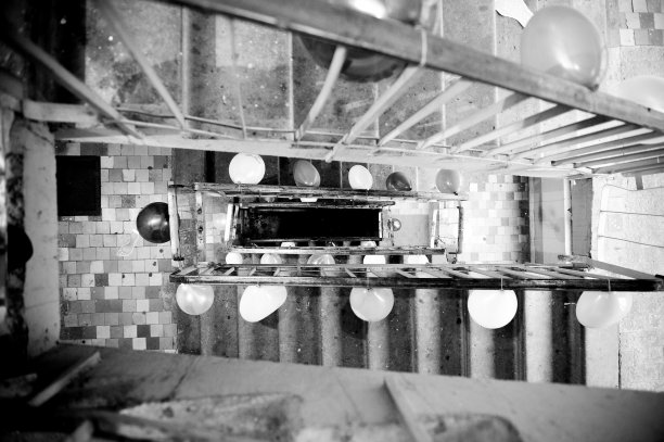 黑白照片的楼梯飞行和气球沿楼梯图片下载