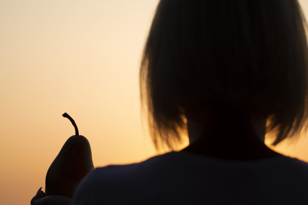 手携梨花，女子剪影，落日山水，秋日硕果图片下载