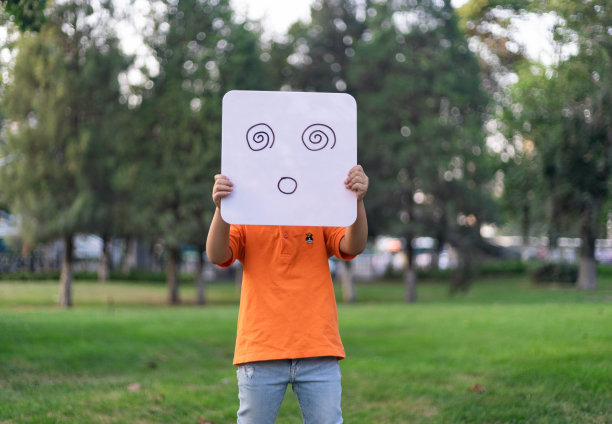 手持白板的女孩面部表情:困惑图片下载