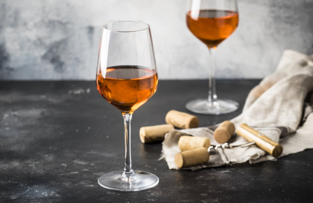 橙酒大酒杯，时尚现代饮品，灰色背景素材图片