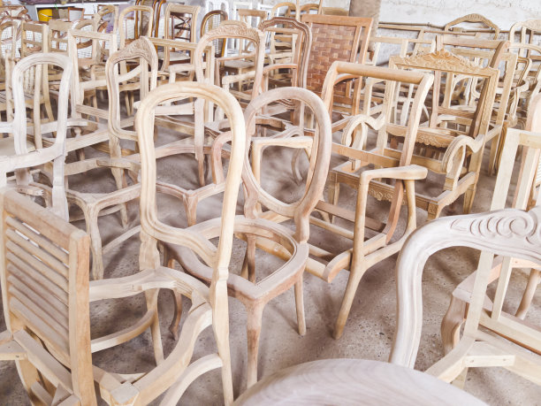 新木椅在一个木工等待完成图片下载