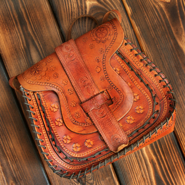 木制背景的皮包图片下载